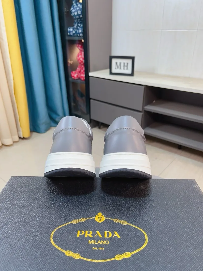Men's shoes 💰420🌹🌹High-quality new Prada counters are launched simultaneously. The new men's shoes and 😘fabrics are selected from imported mesh and glue-spraying technology. Imported cowhide lining. 👍🏿High-end☄️Open-molded non-slip rubber outsole, exquisite lines, simple and elegant, comfortable and high-end for leisure travel. Code number: 38 to 44